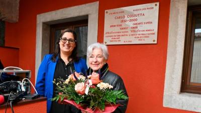 Cossutova žena Nidia pred spominsko ploščo s predsednico SKD Vesna Ivano Sullini (FOTODAMJ@N)