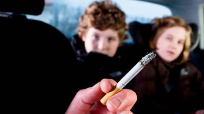 Kajenje v avtomobilu, slika je simbolična