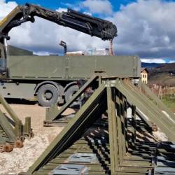 Pripadniki Slovenske vojske so pod vasjo Snežeče v Goriških brdih začeli postavljati pontonski most čez reko Reko (OBČINA BRDA)