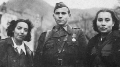 Mara Samsa (levo) se je po internaciji v taborišču Rab pridružila partizanom (OZE NŠK)