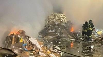 Do požara je prišlo v podjetju za recikliranje papirnatih odpadkov Calcina
