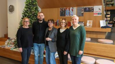 Ekipa Feiglove knjižnice: z leve Karin Kocijančič, Alex Kama Devetak, Breda Bertalanič, Luisa Gergolet in Martina Humar (BUMBACA)