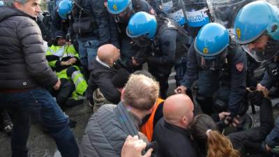 18. oktober 2021, policija skuša odgnati protestnike (FOTODAMJ@N)