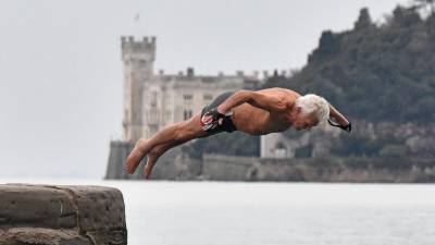 Mario Cigar med novoletnim skokom v morje (FOTODAMJ@N)