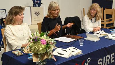 Z leve Nadia Roncelli, Marija Kostnapfel in Vilma Purič v prostorih TPK Sirena