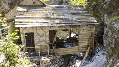 Poškodovana bolnica Franja (BOR SLANA/STA)