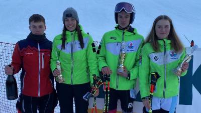 Lanski prvaki, z leve: Christian Taucer in Anja Sosič (absolutna prvaka), Gabriele Pauli in Ivana Presl (mladinska) FOTO E.P.