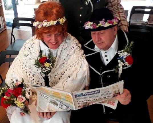 "Prav ne razumeva, zakaj naju niso izbrali kot par letošnje Kraške ohceti ... Tolaživa pa se z branjem Primorskega dnevnika!" <i>(Ivana Terčon)</i>