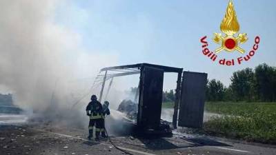 Gasilci na delu na avtocesti A28