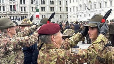 Slovesnost z alpinskimi klobuki na Velikem trgu v Trstu