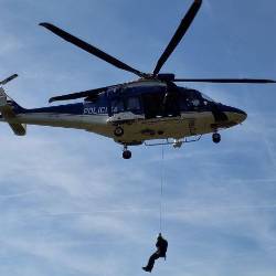 Ponesrečenčevo truplo so v dolino prepeljali s policijskim helikopterjem (fotografija je simbolična)