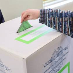 Primer napada izvršne oblasti na institucije nadzora je bil predlog reforme o pravosodju, ki pa je padel na referendumu