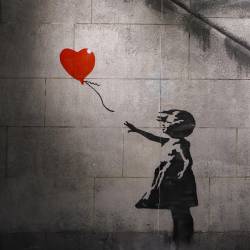 Med najznamenitejša dela skrivnostnega uličnega umetnika sodi Dekle z balonom