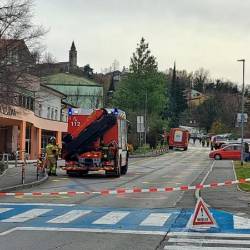 Zaradi uhajanja amoniaka so učence osnovne šole preventivno evakuirali (KATJA ŽELJAN)