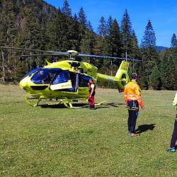 Po pregledu pri Belopeških jezerih so plezalca s helikopterjem napotili v Videm