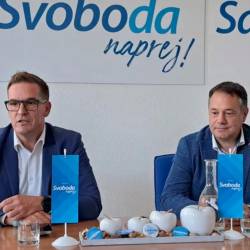 Aktualni novogoriški župan Samo Turel na današnji novinarski konferenci v družbi Mateja Arčona, nekdanjega novogoriškega župana (KATJA ŽELJAN/PRIMORSKE NOVICE)