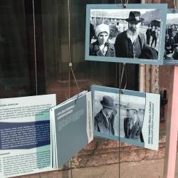 V zbirnem taborišču v Celovcu so leta 1942 deportirane družine fotografirali (ROŠA)