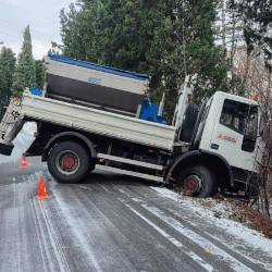 Tovornjak za posipavanje s soljo je zdrsnil na poledeneli cesti na Debeli griži (FOTO P.D.)