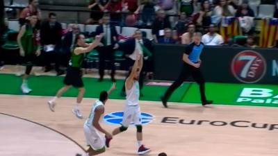 Klemen Prepelič med metom odločilne trojke s svoje polovice igrišča (EUROLEAGUE BASKETBALL/YOUTUBE)