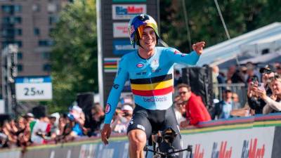 Belgijski kolesarski zvezdnik Remco Evenepoel je na kronometru na svetovnem prvenstvu v Montrealu osvojil zgodovinski četrti zaporedni naslov v tej disciplini (ANSA)