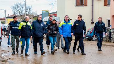 Vodja italijanske državne civilne zaščite Fabio Ciciliano (tretji z leve) med današnjim ogledom območij, ki jih je v ponedeljek prizadelo neurje (TIBALDI)