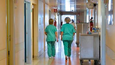 Pomožni zdravstveni delavec je ena izmed profesionalnih figur, ki je najbolj izpostavljena okužbi s koronavirusom (FOTODAMJ@N)