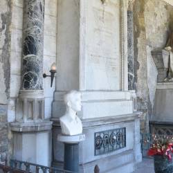 Monumentalna grobnica družine Tomažič je dodobra poškodovana (ARHIV)