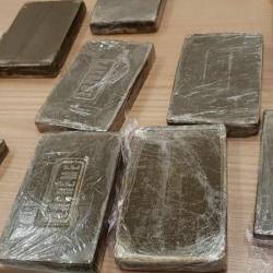 Karabinjerji so moškega in žensko zalotili z večjo količino hašiša (fotografija je simbolična)