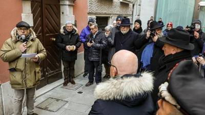 Polaganje novih spotikavcev v Ulici Beccherie v Trstu (TEDESCHI/FOTODAMJ@N)