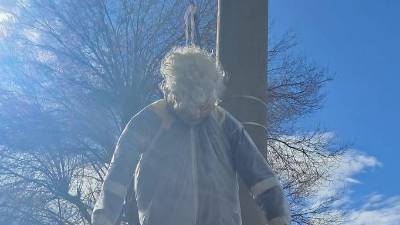 Pri Sv. Ivanu se je na drogu na Trgu Gioberti pojavil obešen Pust