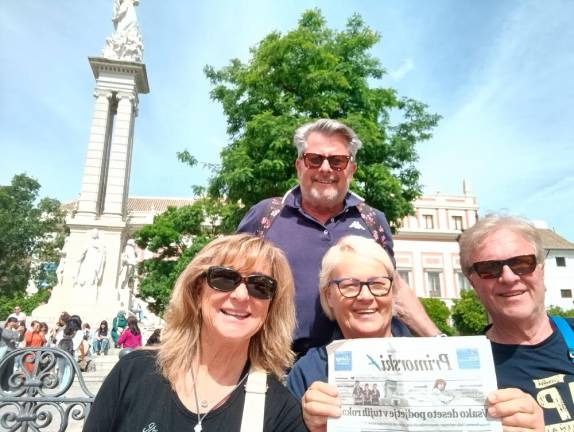 ....na potovanju po Španiji smo se nasmejani nastavili selfiju ,z zvestim PD, tudi na trgu » Triumfo de nuestra senora« v Sevilli. <i>(Erika Škerl) </i>