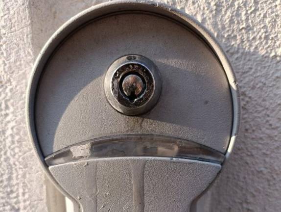 Vandali z lepilom napolnili ključavnico zbirnega centra Elide