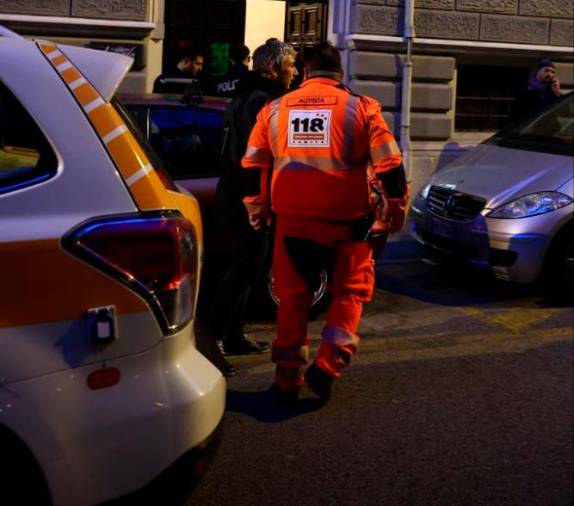 $!Reševalec deželne službe za nujno medicinsko pomoč Sores pred vhodom (FOTODAMJ@N)