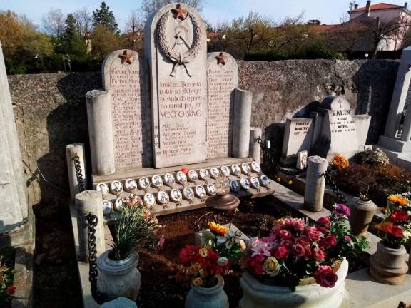 Mladi na Proseku očistili tri spomenike