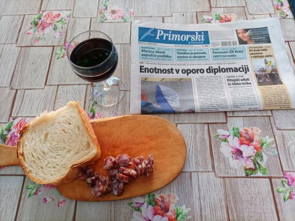 Nedeljsko jutranje branje Primorskega dnevnika (<i>Milos Sustersic</i>)