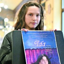 Režiserka Ester Ivakič med tržaško predstavitvijo celovečernega filma Ida, <i>ki je pela tako grdo, da so še mrtvi vstali od mrtvih in zapeli z njo</i> (FOTODAMJ@N)