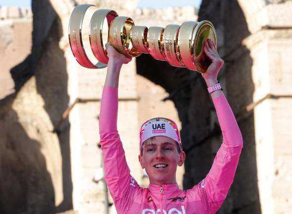 Tadej Pogačar z veliko prednostjo najboljši kolesar na svetu