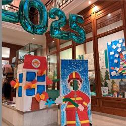 Kot v prejšnjih letih so vrtci in osnovne šole okrasili izložbe Katoliške knjigarne in vežo s plakati, risbami in drugimi izdelki (FOTO ALE)