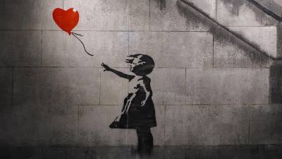 Med najznamenitejša dela skrivnostnega uličnega umetnika sodi Dekle z balonom