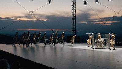 Plesalci prikazujejo možnosti izražanja človeškega telesa (NATALIA POLONSKAJA)