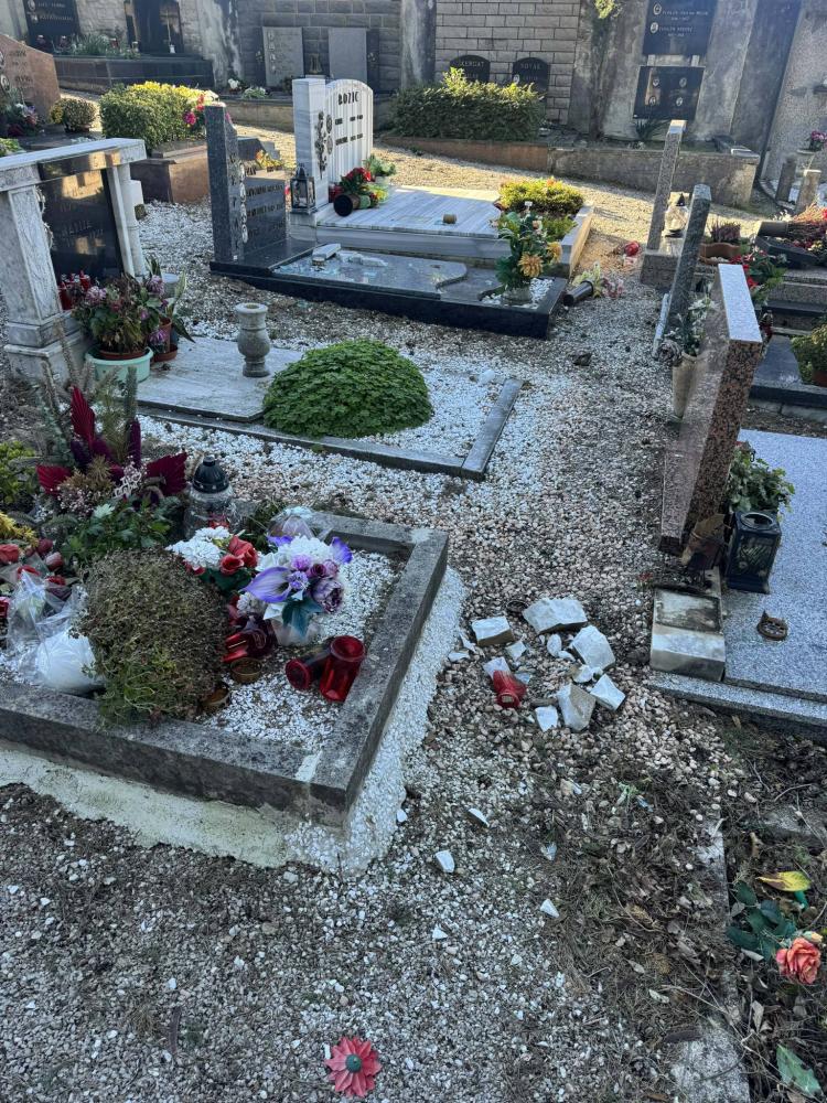 Oskrunili so in poškodovali grobove