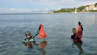 V akcijah čiščenja morskega dna ob portoroški in lucijski plaži so zbrali več kot 400 kilogramov odpadkov (SEA OASIS PIRAN)