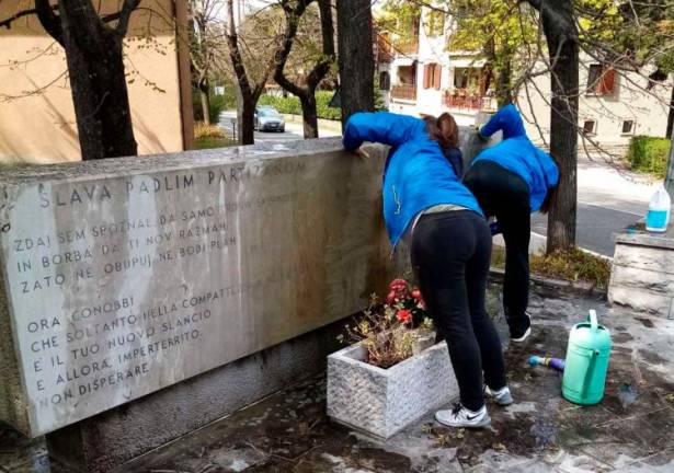 Mladi na Proseku očistili tri spomenike
