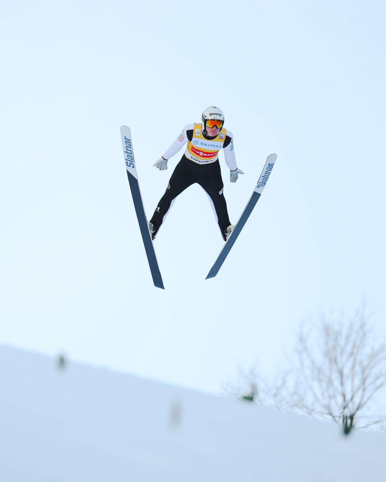 Domen Prevc kljub diskvalifikaciji osvojil veliki kristalni globus