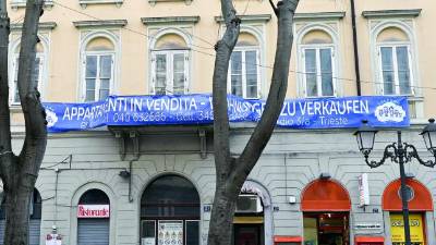 V Trstu so pred časom potencialne kupce nagovarjali tako v italijanščini kot v nemščini (FOTODAMJ@N)