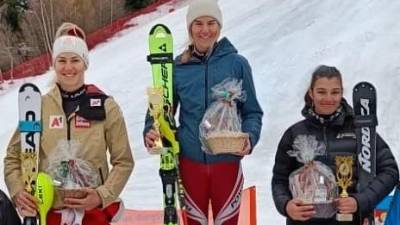 Caterina Sinigoi (prva z desne) na najnižji stopnički zmagovalnega odra (FB/SK DEVIN)