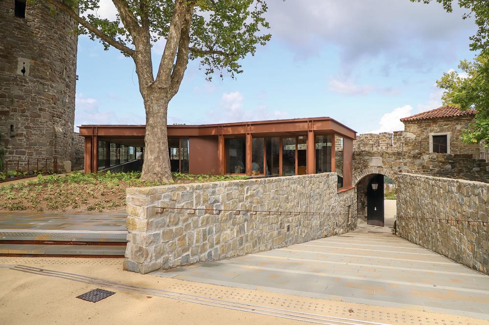 Grajski paviljon z upraviteljico