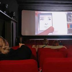 Predvajanje demenci prijazni filmov v tržaški kinodvorani Ariston (DE BANFIELD)