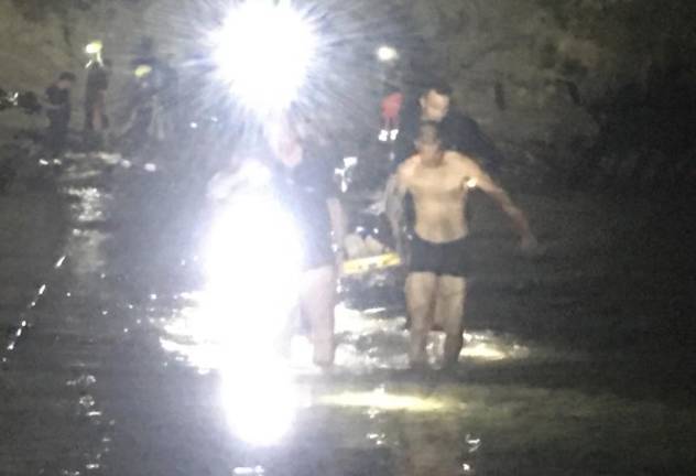 S klifa padel na plažo pet metrov nižje