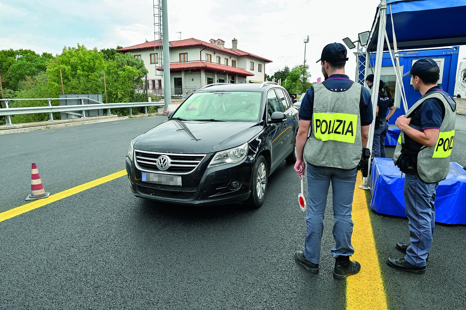 Policiste pošiljajo na mejo, drugod pa jih primanjkuje
